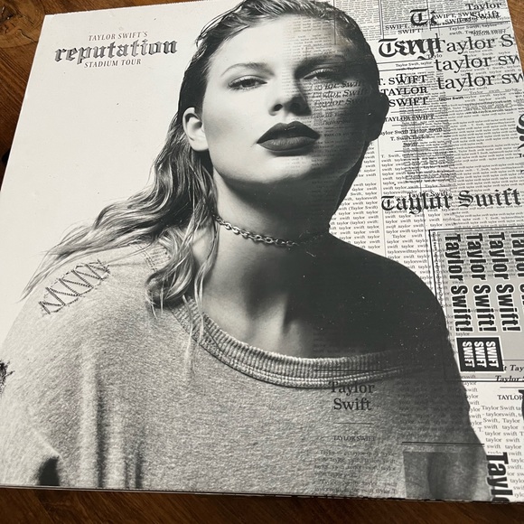 Taylor Swift VIP reputation box, book, patch ,cd, rechargeable! - Picture 9 of 10